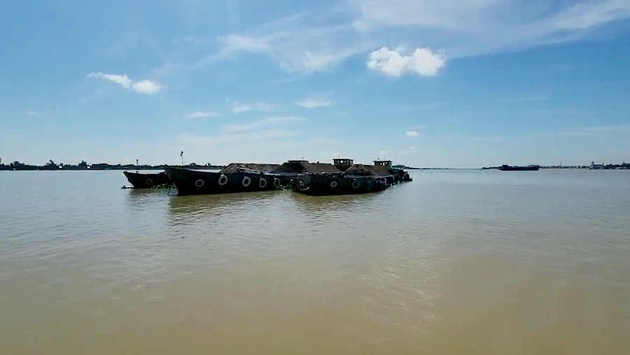 3 sà lan vận chuyển cát sử dụng hóa đơn không hợp pháp. (Ảnh: Tiến Tầm) 3 sà lan vận chuyển cát sử dụng hóa đơn không hợp pháp. (Ảnh: Tiến Tầm)