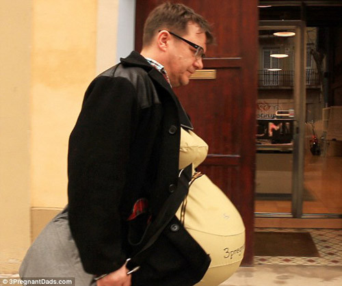 Xem các ông chồng vật vã sống chung với bụng bầu ảnh 3 Xem các ông chồng vật vã sống chung với bụng bầu - 3