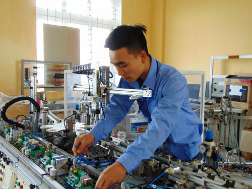 Chàng sinh viên trường nghề chế tạo thùng rác thông minh