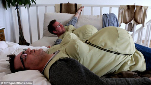 Xem các ông chồng vật vã sống chung với bụng bầu ảnh 2 Xem các ông chồng vật vã sống chung với bụng bầu - 2