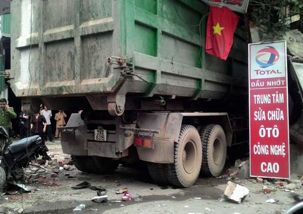 Xe chở rác gây tai nạn liên hoàn, đâm "vỡ mặt" gara ôtô ảnh 1