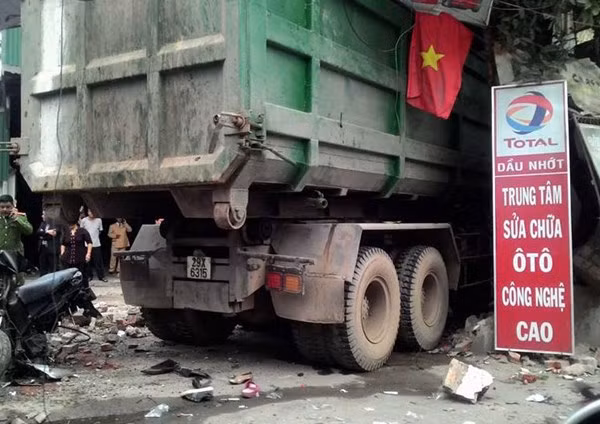 Xe chở rác gây tai nạn liên hoàn, đâm "vỡ mặt" gara ôtô ảnh 1