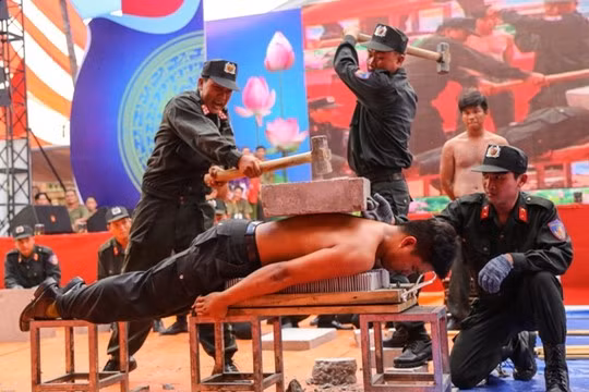 Vùng bụng, vùng ngực làm sao chịu thấu?