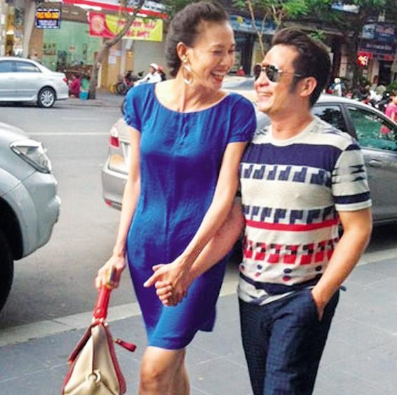 Có lẽ không muốn bị thương hại nên Trizzie Phương Trinh đã lên tiếng cho biết mình đang sống vui, hạnh phúc. Cô bận chăm các con và lo việc kinh doanh, càng không muốn bị kéo vào cuộc sống của chồng cũ.