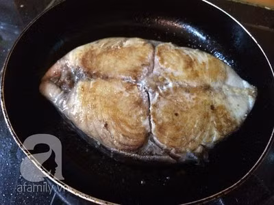 Rắc muối tinh lên bề mặt cá thu rồi đem áp chảo vàng hai mặt.