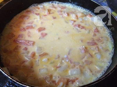 Lấy cá ra đĩa, cho hành tây vào xào thơm cho cà chua vào đảo cùng, nêm chút gia vị rồi thêm kem tươi, sữa chua vào đảo cùng. Nêm lại gia vị cho vừa miệng.