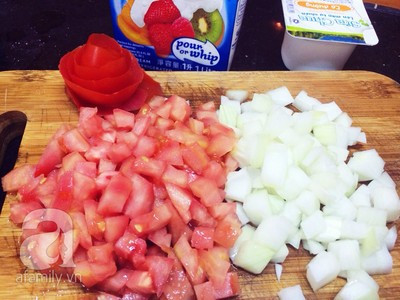 Thái hạt lựu cà chua, hành tây.