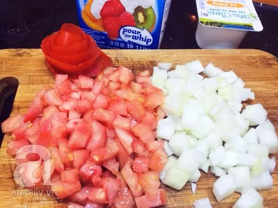 Thái hạt lựu cà chua, hành tây.
