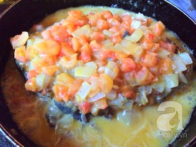 Đặt miếng cá thu đã áp chảo lên trên phần nước sốt và đun nhỏ lửa trong 10 phút. Vừa đun vừa dùng thìa múc nước sốt dội lên trên mặt miếng cá, không cần phải đảo. Đun đến khi sốt cạn sánh là được. - Trước khi bắc xuống cho thì là và hành hoa thái nhỏ vào bạn nhé!