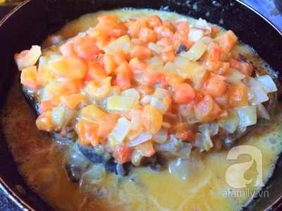 Đặt miếng cá thu đã áp chảo lên trên phần nước sốt và đun nhỏ lửa trong 10 phút. Vừa đun vừa dùng thìa múc nước sốt dội lên trên mặt miếng cá, không cần phải đảo. Đun đến khi sốt cạn sánh là được. - Trước khi bắc xuống cho thì là và hành hoa thái nhỏ vào bạn nhé!