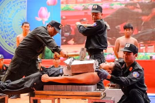 Lồng ngực người chiến sĩ vẫn an toàn sau cú nện trời giáng