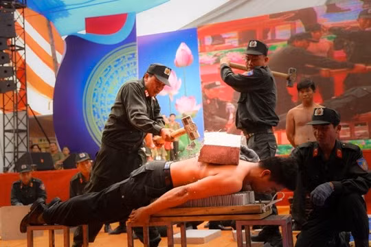 Chỉ có sự khổ luyện thời gian dài mới đạt được sự an toàn khi phải chịu đựng 5-6 cú nện liên tiếp như thế này