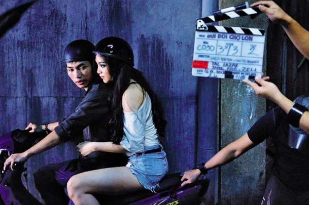 Huỳnh Bích Phương: Hơn một năm nay, Huỳnh Bích Phương hầu như vắng bóng tại các hoạt động của làng showbiz. Có lẽ tên tuổi cô sẽ được nhắc đến nhiều hơn nếu phim Bụi đời Chợ Lớn không bị cấm chiếu rộng rãi do có quá nhiều cảnh bạo lực. Trong phim này, Huỳnh Bích Phương đóng vai nữ chính, cũng là vai diễn đầu tay nên cô đầu tư rất nhiều tâm huyết. Trong khi đạo diễn Charlie Nguyễn và nam diễn viên chính Johnny Trí Nguyễn liên tục đưa ý kiến phản ứng bức xúc trên Facebook thì Huỳnh Bích Phương im lặng hoàn toàn.Được biết, Huỳnh Bích Phương rất buồn vì “thất bại” ngay từ lần đầu chạm ngõ điện ảnh, dù vai diễn chưa được khán giả thẩm định. Hơn một năm qua, cô dành nhiều thời gian đi du lịch.