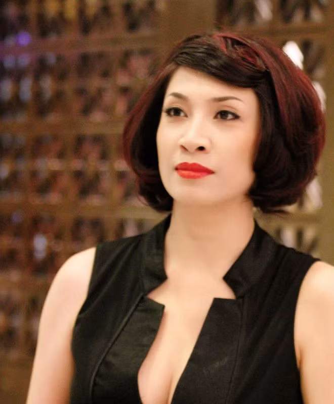 Pha Lê: Từ khi tham gia showbiz, Pha Lê đã tự mình gây ra lắm điều tiếng thị phi về yêu đương, tình ái. Tuy nhiên, những tai tiếng mới nhất của người đẹp quê Hải Phòng này lại do người khác tạo nên.