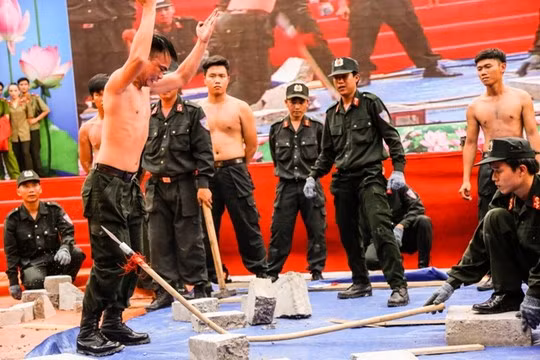 Cây giáo cong, bê tông vỡ, vùng cỗ vẫn không thương tích