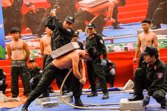 Yết hầu ở vùng cổ thường được xem là điểm yếu trên cơ thể nhưng người chiến sĩ này kề mũi giáo vào yết hầu rồi cho búa tạ nện vào lưng