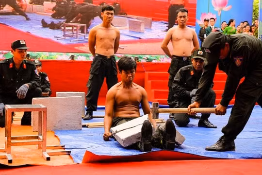 Đặt bê tông lên trên đôi chân rồi cho búa tạ đánh xuống. Bê tông vỡ, chân vẫn lành!