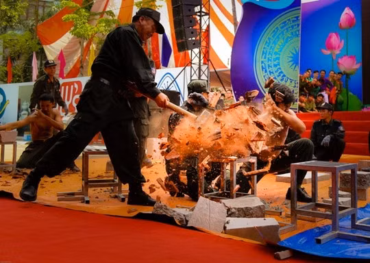 Người xem trầm trồ: Đúng là cánh tay thép!