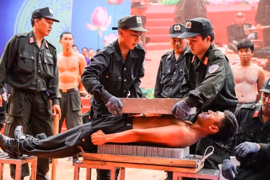 ...và đè thêm tảng bê tông