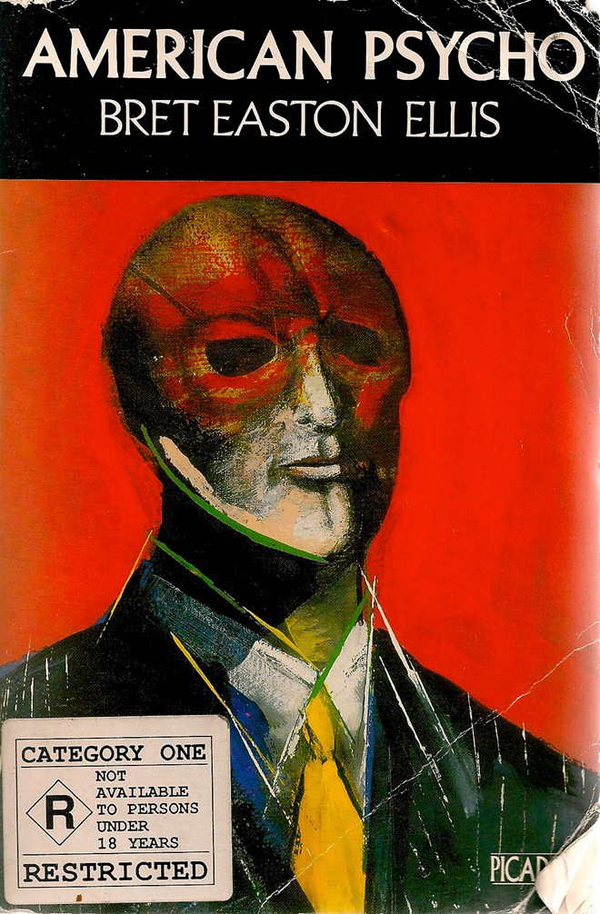 American Psycho (Bret Easton Ellis - 1991): Ai từng xem bộ phim Mỹ điên chắc đều hiểu tại sao nguyên bản truyện lại gây tranh cãi đến vậy. Sách bị hạn chế lưu hành tại nhiều quốc gia như Đức, Canada, Australia… Nội dung về doanh nhân Patrick Bateman thành công nhưng mắc chứng bệnh tâm thần với sở thích quái gở là giết chóc. 10 cuốn sách từng bị cấm phát hành hay nhất mọi thời đại