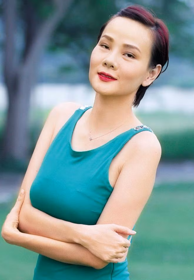 Thiếu bình tĩnh trong mâu thuẫn với chồng, Dương Yến Ngọc đã đăng đàn Facebook tố Pha Lê là “hồ ly tinh” quyến rũ chồng cô. Sau giai đoạn sóng gió, chuyện nhà của cựu người mẫu lại trở lại êm ấm. Cô và chồng lại tay trong tay đi tham dự các sự kiện. Trong khi đó, Pha Lê lại gánh thêm điều tiếng về cách sống và yêu, khiến hình ảnh của cô ngày càng xấu thêm trong mắt công chúng.