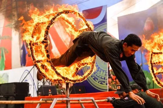 Một pha bay qua vòng lửa của Cảnh sát phòng cháy chữa cháy