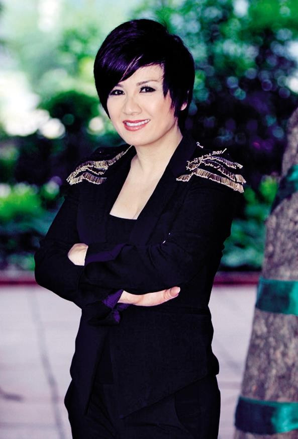 Trizzie Phương Trinh: Bằng Kiều và Dương Mỹ Linh càng hạnh phúc thì hình ảnh của Trizzie Phương Trinh càng đáng thương trong mắt công chúng. Nhiều người đã bất bình thay cho bà mẹ ba con bằng cách bình luận ác ý về chuyện tình mới của Bằng Kiều hoặc gửi tin nhắn Facebook động viên cô. 