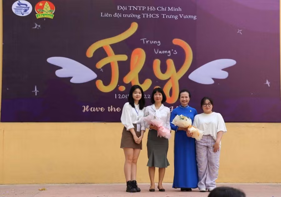 Học sinh Trường THCS Trưng Vương hạnh phúc trong trường học hạnh phúc.