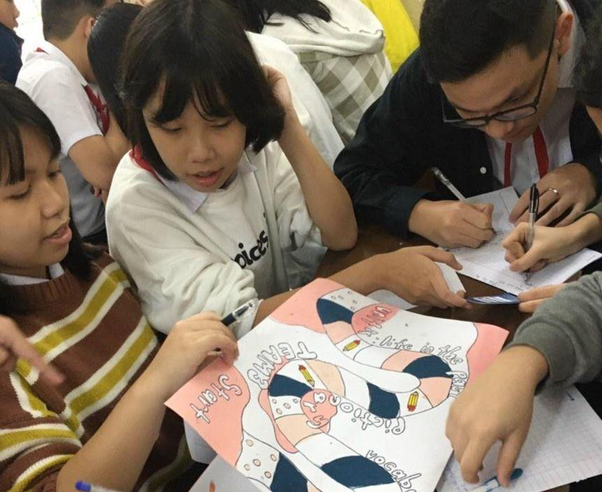 Các nhóm học sinh trình bày kết quả dự án học tập được cô Lâm Hương Giang giao nhiệm vụ. Các nhóm học sinh trình bày kết quả dự án học tập được cô Lâm Hương Giang giao nhiệm vụ.