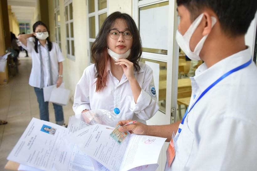 Thí sinh Hà Nội trong buổi thi môn Ngữ văn, Kỳ thi tốt nghiệp THPT 2022. Thí sinh Hà Nội trong buổi thi môn Ngữ văn, Kỳ thi tốt nghiệp THPT 2022.