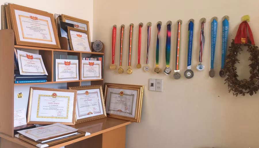 Góc thành tích học tập của Vũ Thành Lâm. Ảnh: NVCC