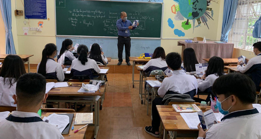 TS Mai Đức Toàn (Trường ĐH Gia Định) tư vấn hướng nghiệp cho học sinh.