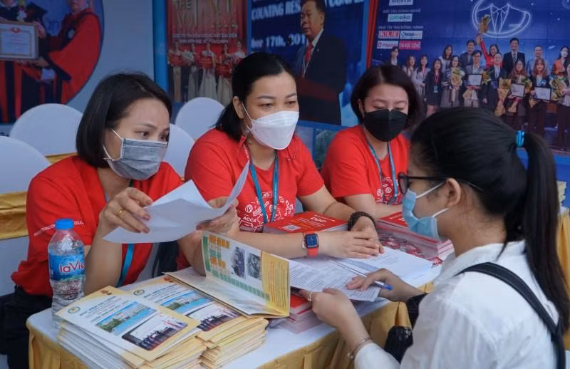 Thí sinh tham dự Ngày hội tư vấn tuyển sinh, hướng nghiệp 2022. Ảnh: Minh Phong 