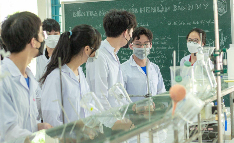 Học sinh Trường THPT Thái Phiên trải nghiệm một ngày làm sinh viên khoa Hóa, Trường ĐH Bách khoa, ĐH Đà Nẵng. Học sinh Trường THPT Thái Phiên trải nghiệm một ngày làm sinh viên khoa Hóa, Trường ĐH Bách khoa, ĐH Đà Nẵng.