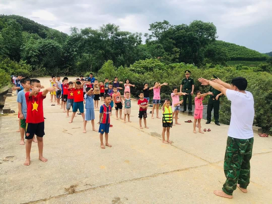 Dạy kỹ năng thành thạo trên bờ trước khi thực hành dưới nước. Ảnh: Đồn BP cung cấp Dạy kỹ năng thành thạo trên bờ trước khi thực hành dưới nước. Ảnh: Đồn BP cung cấp