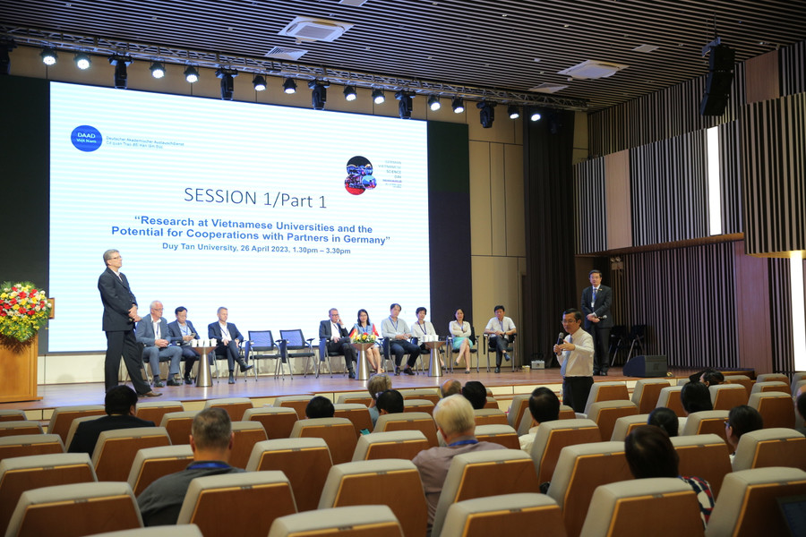 Các đại biểu cùng trao đổi, thảo luận tại phiên chuyên đề của chương trình Hội thảo. (Ảnh: Truyền thông Trường ĐH Duy Tân). Các đại biểu cùng trao đổi, thảo luận tại phiên chuyên đề của chương trình Hội thảo. (Ảnh: Truyền thông Trường ĐH Duy Tân).