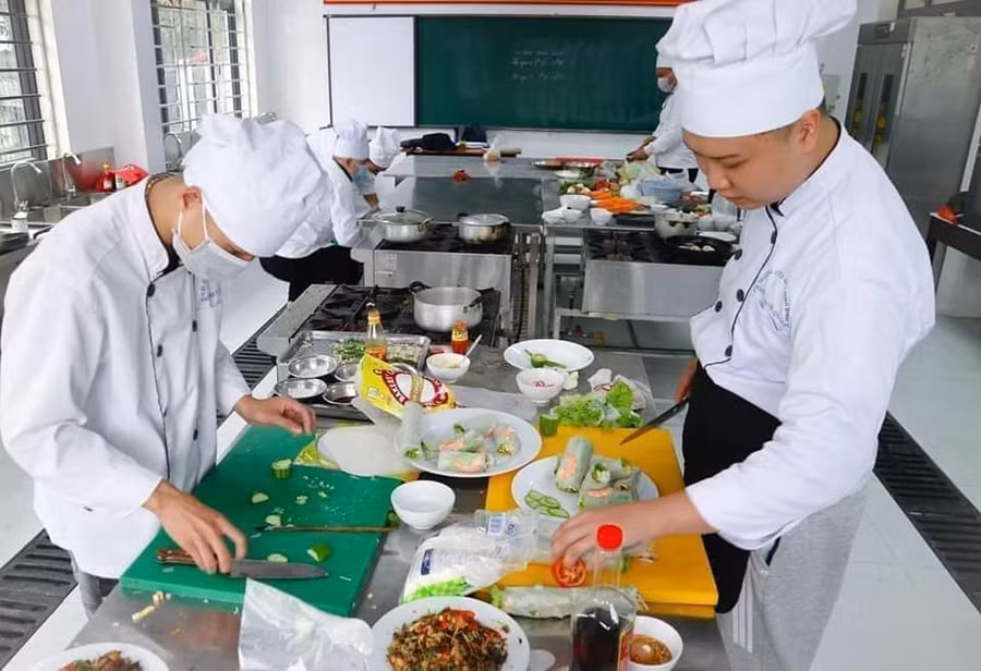 Giờ học thực hành tại Trường Cao đẳng Cơ giới Ninh Bình. Ảnh: NTCC