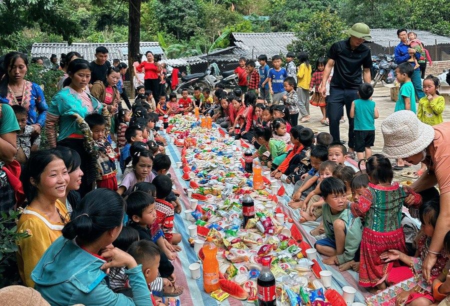Niềm hạnh phúc của những đứa trẻ ở Háng Sua khi đón nhận chương trình.