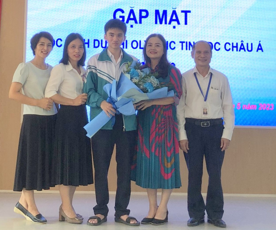 TS Lê Thị Hương tặng hoa động viên em Khánh tham dự Olympic Tin học châu Á - Thái Bình Dương.