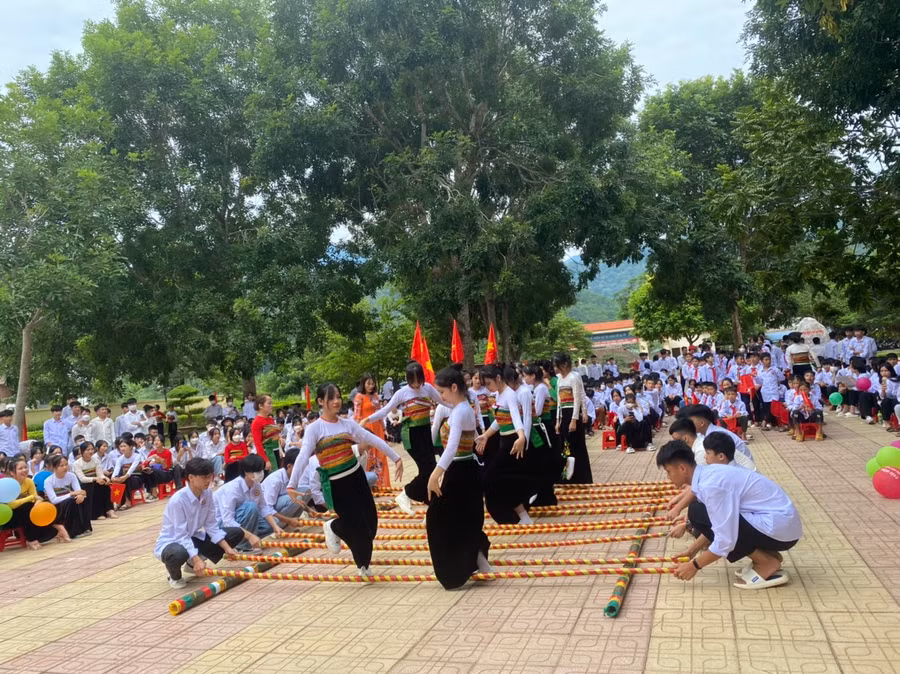 Một hoạt động ngoại khóa của Trường THCS&amp;THPT Bá Thước (Thanh Hóa) nhằm gắn kết học sinh đoàn kết, đẩy lùi bạo lực học đường. Ảnh: NTCC