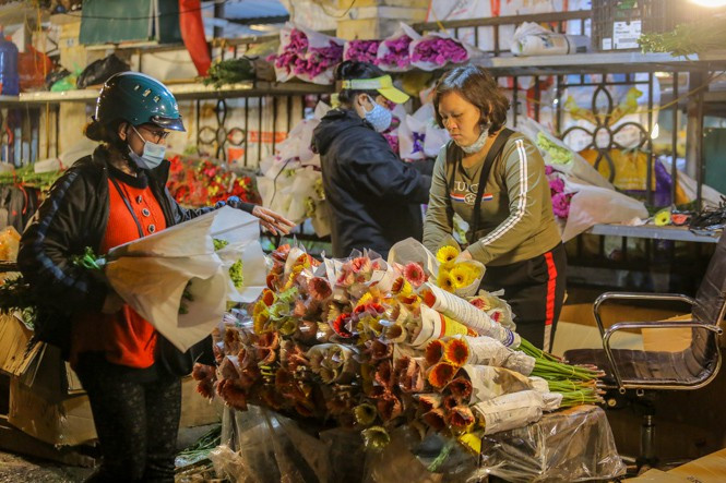 Ở một số chợ hoa lớn, từ sáng sớm không khí mua bán diễn ra tấp nập. Ảnh: tienphong.vn.