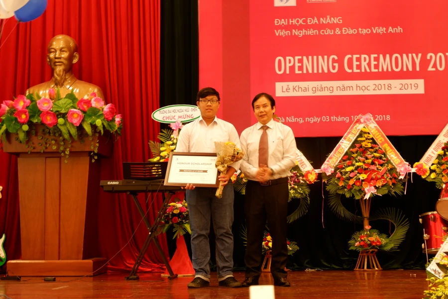 Đại diện VNUK trao học bổng danh dự cho SV đạt thành tích cao trong kỳ tuyển sinh 2018 của VNUK.