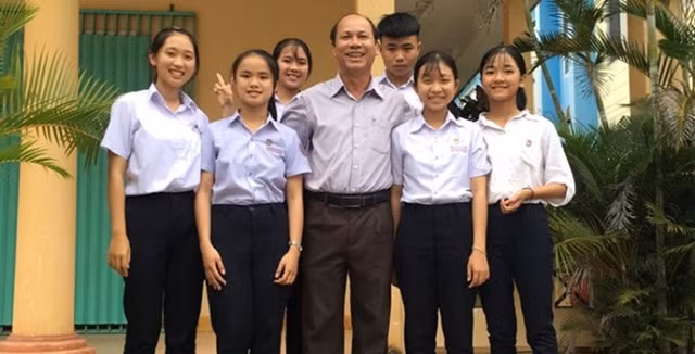 Thầy Nguyễn Đức Nhuận với học sinh