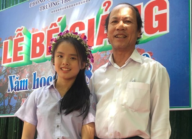 Thầy Nguyễn Đức Nhuận cùng học sinh Thầy Nguyễn Đức Nhuận cùng học sinh