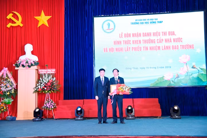 NGƯT-PGS.TS Nguyễn Văn Đệ - Bí thư Đảng ủy, Hiệu trưởng Trường ĐH Đồng Tháp nhận Huân chương Lao động hạng Nhì.