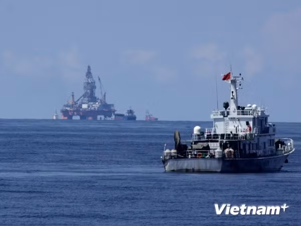 Cận cảnh tàu và trực thăng Trung Quốc xâm phạm biển Việt Nam