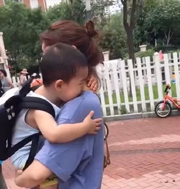 Trẻ được đón sớm và muộn, 10 năm sau khác biệt rõ rệt ảnh 1