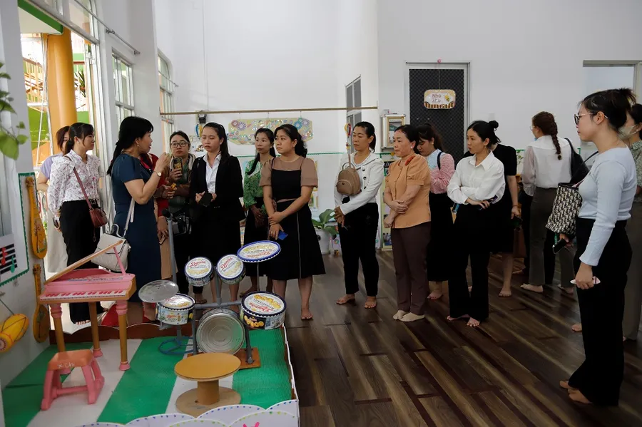 Cán bộ, giáo viên mầm non tỉnh Tiền Giang tìm hiểu dụng cụ dạy nhạc từ vật liệu tái chế.
