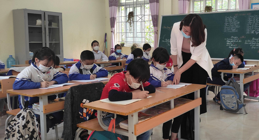 Thiếu thiết bị, đồ dùng dạy học nên năm học 2021 - 2022 cô, trò Trường Tiểu học Sơn Hà (Quan Sơn, Thanh Hóa) phải “dạy chay, học chay”. Thiếu thiết bị, đồ dùng dạy học nên năm học 2021 - 2022 cô, trò Trường Tiểu học Sơn Hà (Quan Sơn, Thanh Hóa) phải “dạy chay, học chay”.