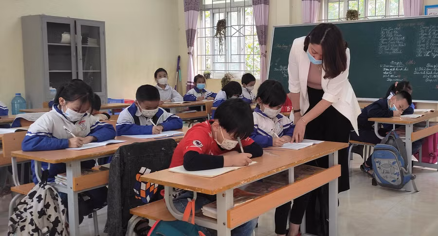 Thiếu thiết bị, đồ dùng dạy học nên năm học 2021 - 2022 cô, trò Trường Tiểu học Sơn Hà (Quan Sơn, Thanh Hóa) phải “dạy chay, học chay”.